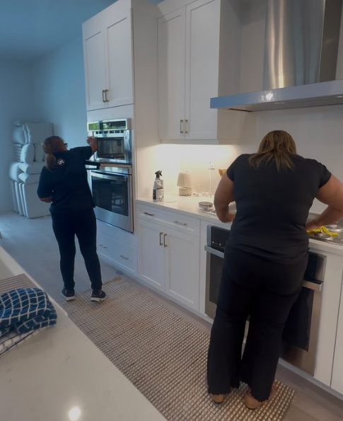 Amazing Clean house cleaning team at work